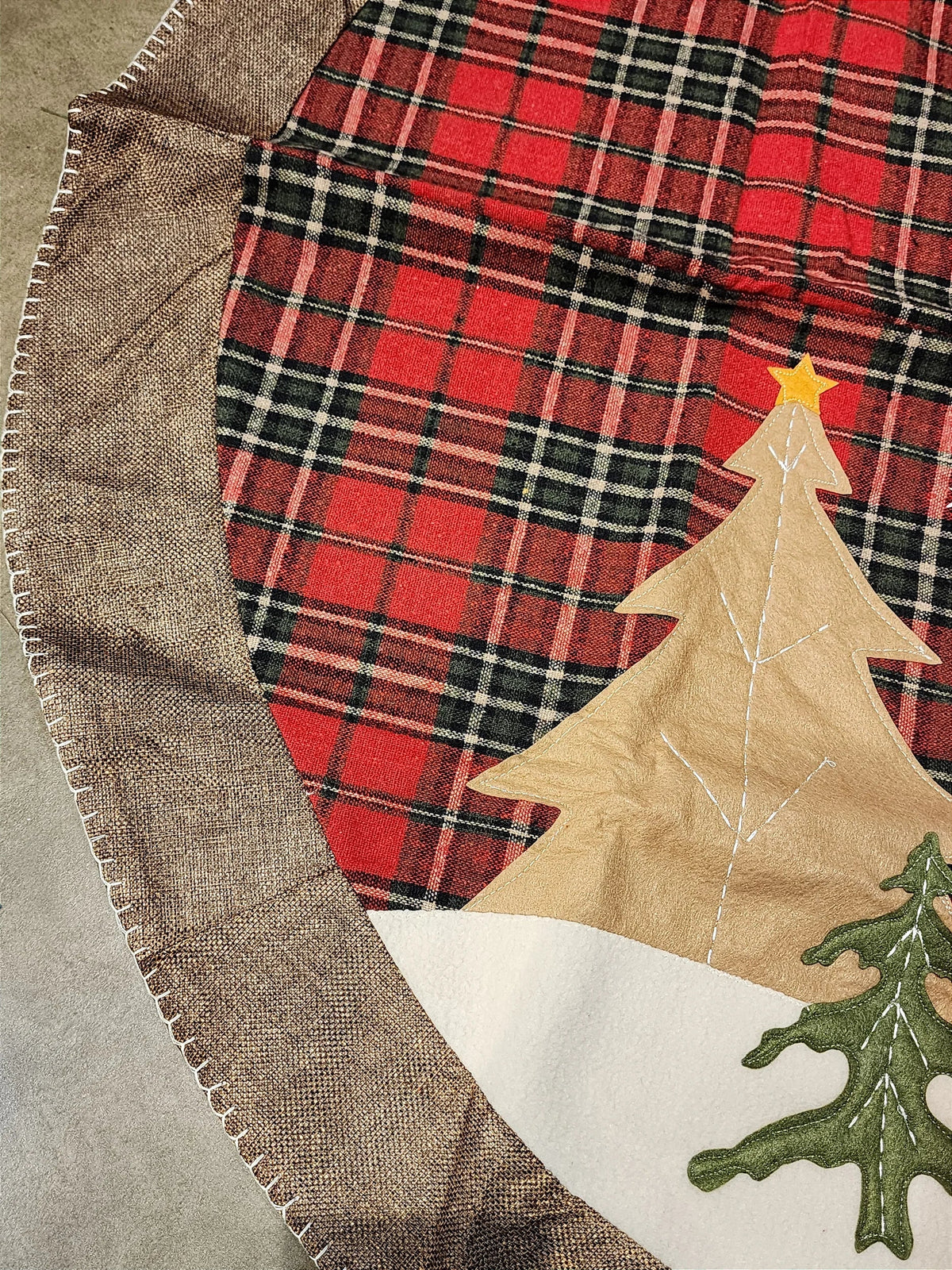 Saia de Árvore de Natal Xadrez Vermelho e Preto com Alce